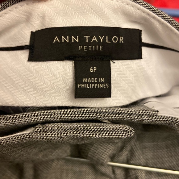 ⭐️ Ann Taylor Gray Dress Pants size 6 petite - Picture 8 of 9